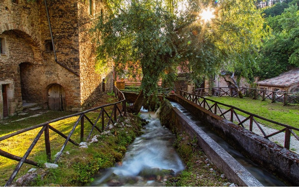 Uno dei canali di Rasiglia. Foto di Sandro Casuzzi